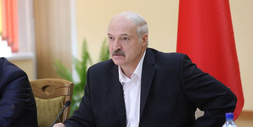 Бей своих, чтоб чужие боялись. Лукашенко ругает министров и Россию